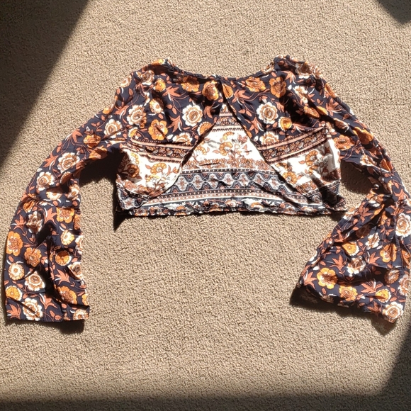 Boho Crop Top with Open Back and Long Sleeves New - Picture 3 of 6